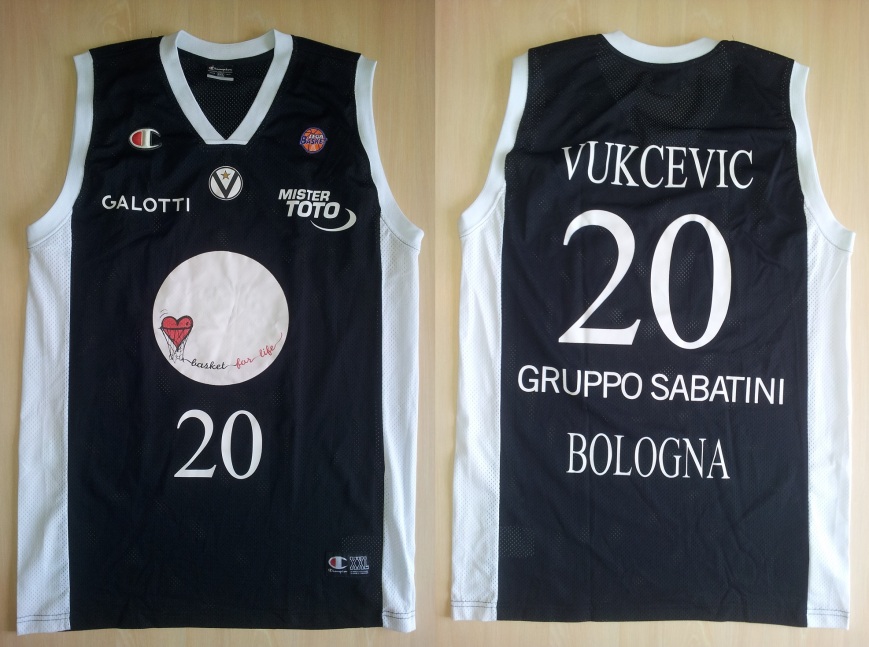 2009-10 Dusan Vukcevic - Basket For Life Bologna (Match Worn -Supercoppa Vs Mps Siena) - Taglia XXL (60 X 87 cm)